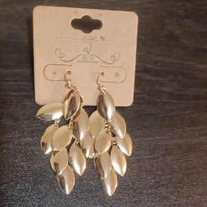 Chic Gold Leaf Dangle Earrings